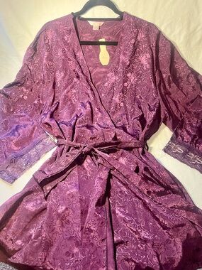 Gavida Lingerie Satin Jacquard Robe 2X Plum Floral Wrap Tie Lace Sleeve